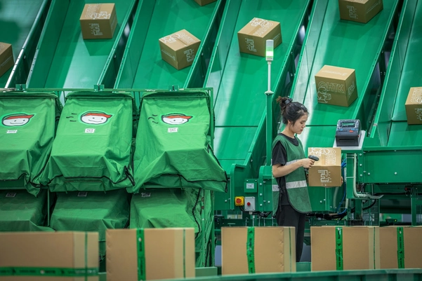 Hệ thống nhãn và mã vị trí rõ ràng giúp nhân viên xác định nhanh khu vực lưu trữ của từng sản phẩm.