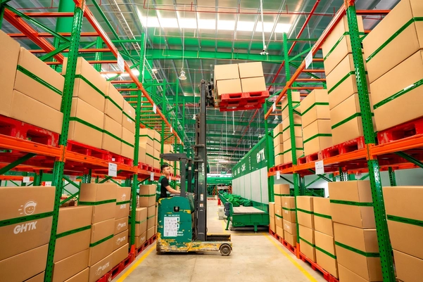 Phân khu kho theo tần suất xuất hàng giúp nhân viên tiếp cận nhanh các sản phẩm bán chạy và rút ngắn thời gian soạn đơn.