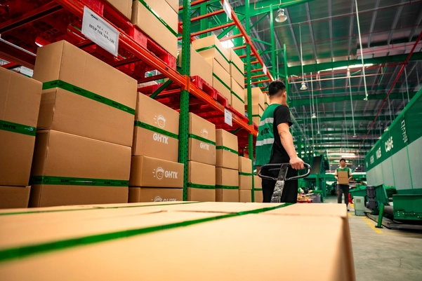 Quy trình lưu trữ được chuẩn hóa theo từng nhóm sản phẩm giúp bảo vệ hàng hóa và duy trì sự nhất quán trong vận hành kho.