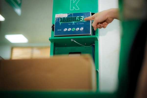 Tính toán chính xác khối lượng và kích thước kiện hàng giúp doanh nghiệp lựa chọn bao bì phù hợp và hạn chế phát sinh cước phí.