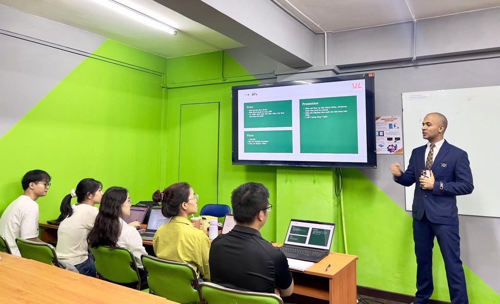 Giảng viên hướng dẫn sinh viên tiếp cận kiến thức lập trình, kết hợp nền tảng chuyên môn với phương pháp học và ứng dụng công nghệ mới.
